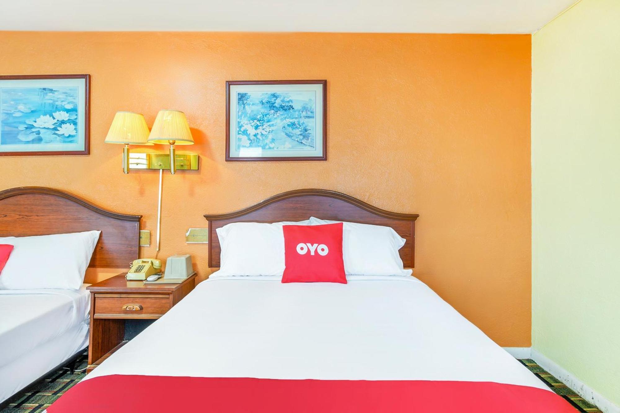 Oyo Downtown I-74 Hotel