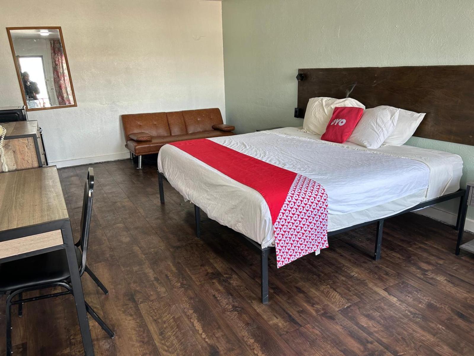 Oyo Downtown I-74 Hotel