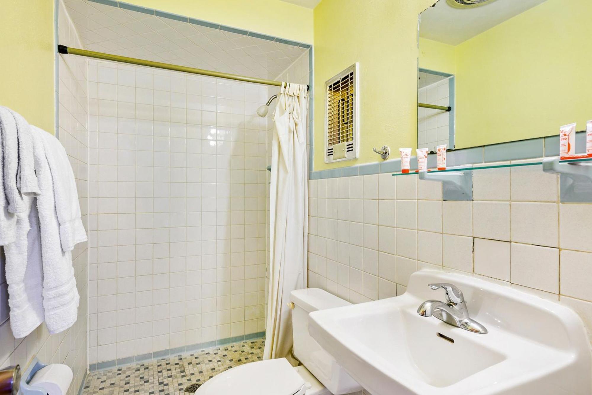 Oyo Downtown I-74 Hotel 2*