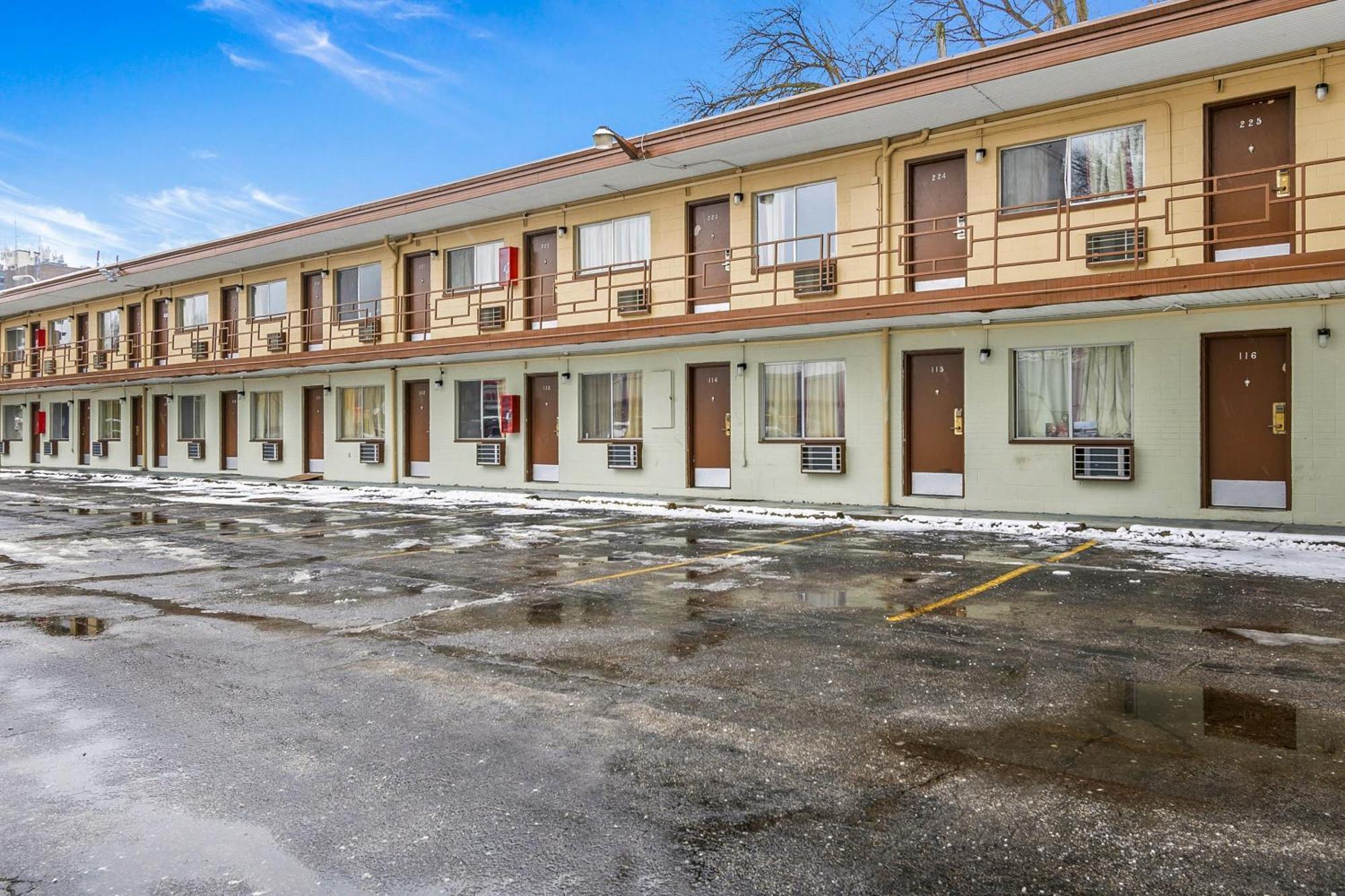 Oyo Downtown I-74 Hotel Peoria