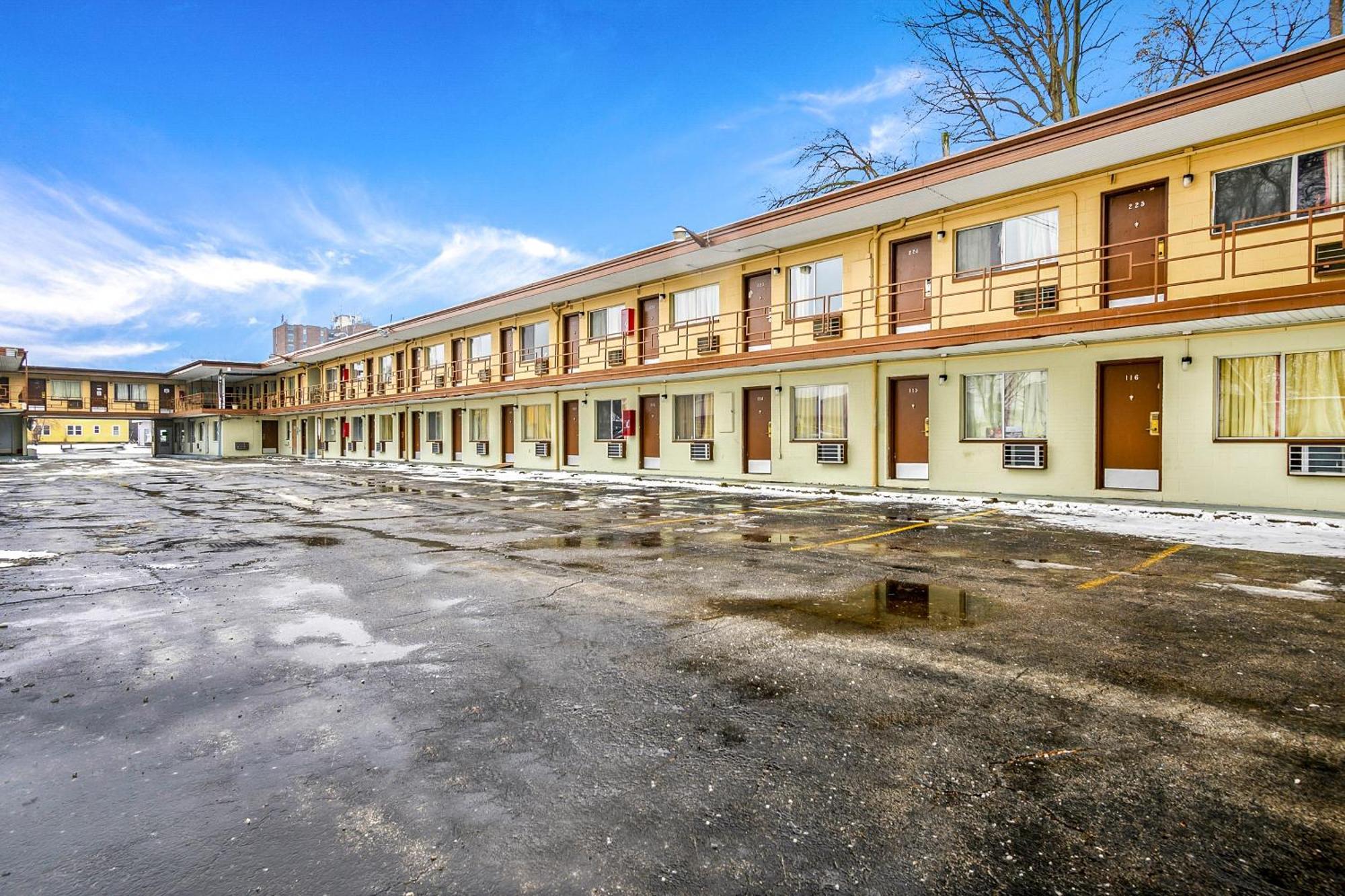 Oyo Downtown I-74 Hotel